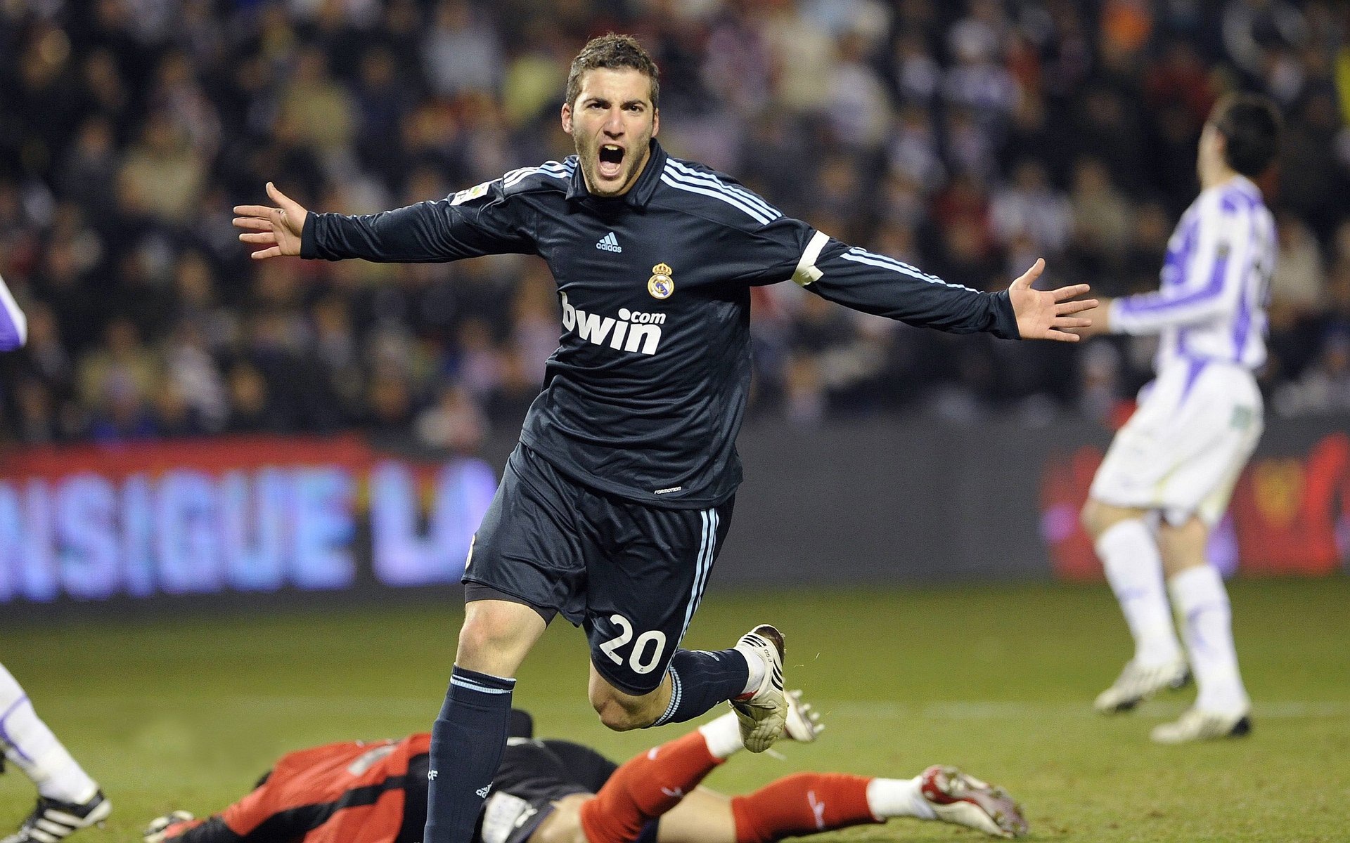 德国男子110米栏选手在预赛中表现出色，晋级半决赛，德国百米运动员